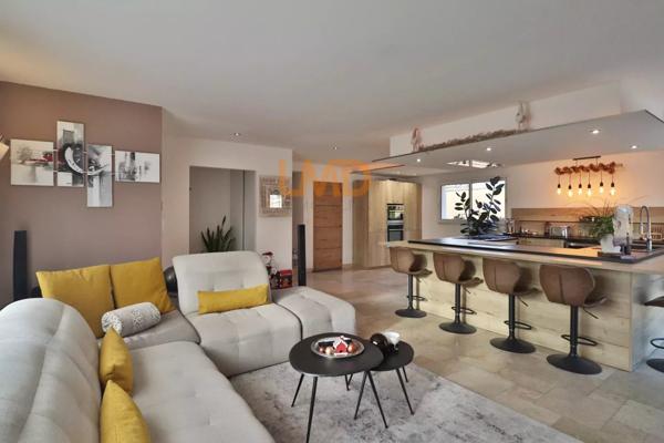 Maison avec piscine et double garage dans un environnement calme