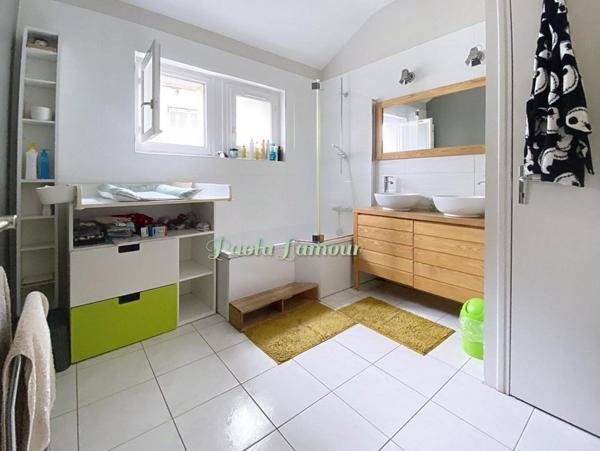 Belle maison de ville à proximité des commerces et services