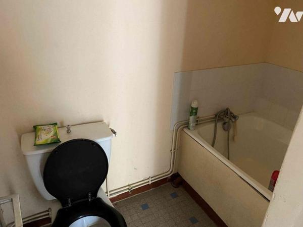 RÂNES, proche commerces et château:  Maison d’habitation à restaurer  sur 537 m² de terrain