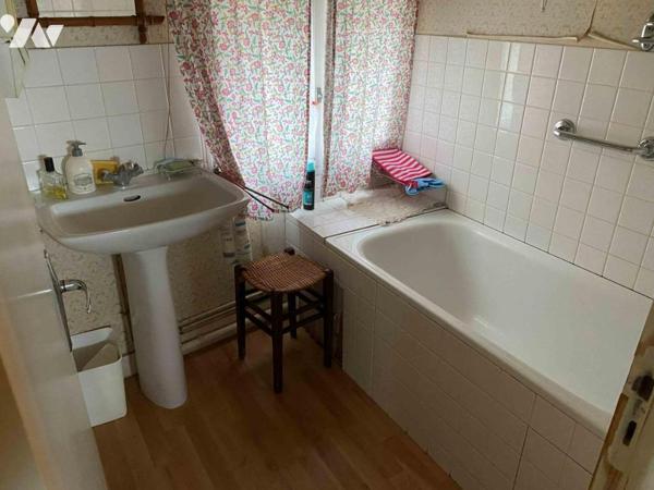 RÂNES, proche commerces et château:  Maison d’habitation à restaurer  sur 537 m² de terrain