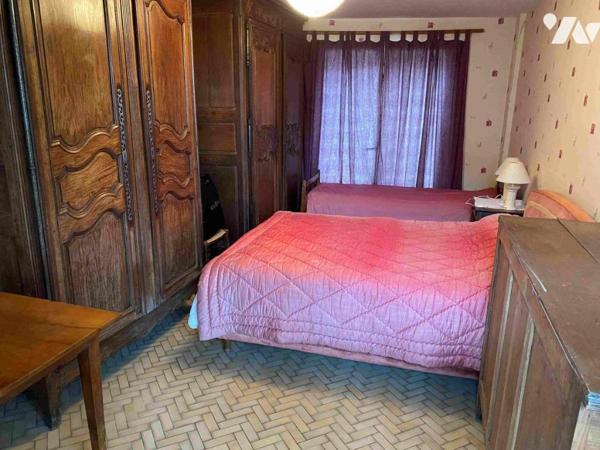 RÂNES, proche commerces et château:  Maison d’habitation à restaurer  sur 537 m² de terrain