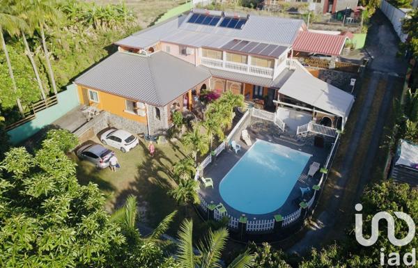 Maison 9 pièces de 278 m² à Saint-Pierre (97432)