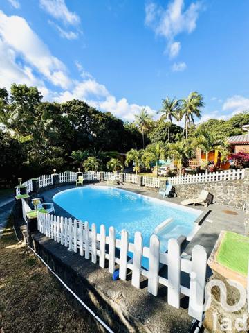 Maison 9 pièces de 278 m² à Saint-Pierre (97432)