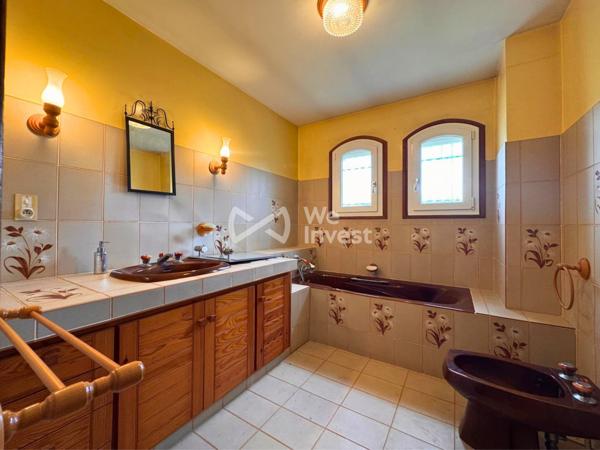 Villa familiale T6 de 136 m² – Terrain de 739 m² – Double garage – Proximité du Centre Ville