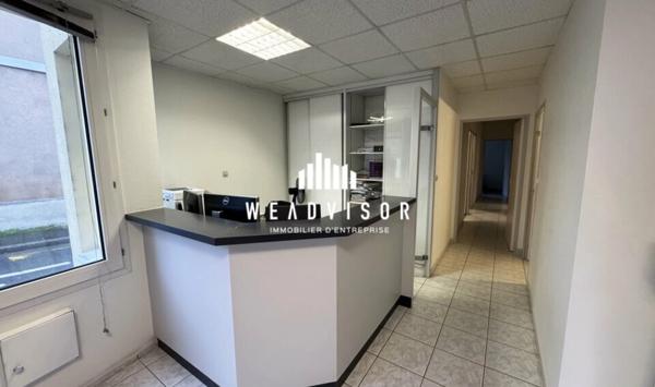 À VENDRE / À LOUER : BUREAUX EN REZ DE CHAUSSÉE DE 82,27 M² AVEC 4 STATIONNEMENTS PRIVATIFS + 1 CAVE