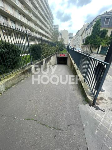 Garage fermé et sécurisé en sous sol avec rangements en hauteur