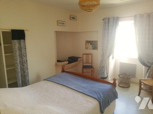 Proche centre-bourg, jolie maison ancienne sur 2 niveaux avec belle terrasse et jardinet sur 222 m2