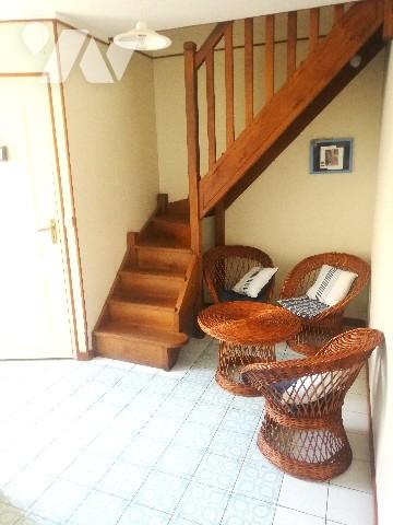 Proche centre-bourg, jolie maison ancienne sur 2 niveaux avec belle terrasse et jardinet sur 222 m2