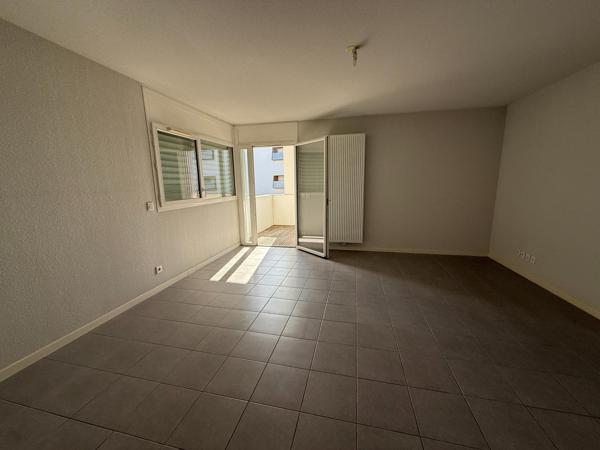 T3 spacieux , vue degagée , avec terrasse et parking