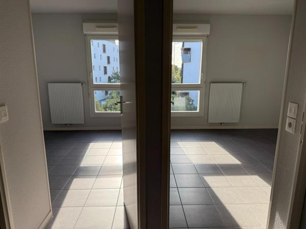T3 spacieux , vue degagée , avec terrasse et parking