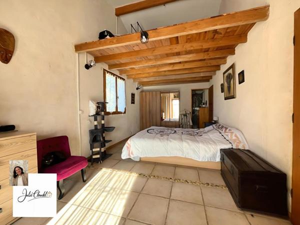 EXCEPTIONNELLE MAISON FAMILIALE NICHÉE EN HAUTEUR AVEC PISCINE