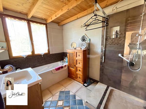 EXCEPTIONNELLE MAISON FAMILIALE NICHÉE EN HAUTEUR AVEC PISCINE