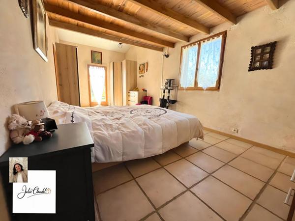 EXCEPTIONNELLE MAISON FAMILIALE NICHÉE EN HAUTEUR AVEC PISCINE