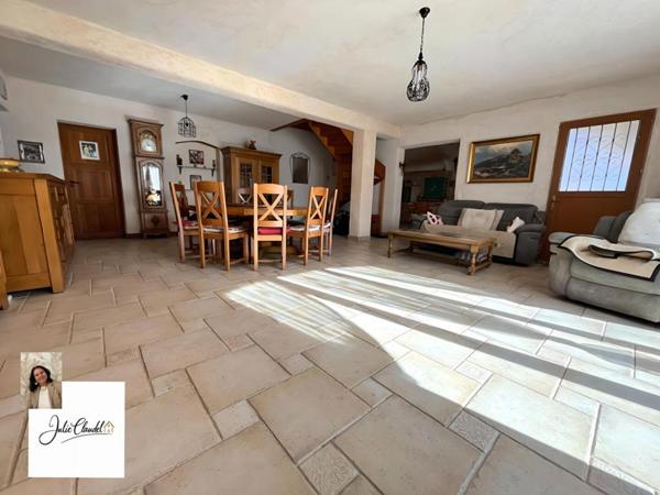 EXCEPTIONNELLE MAISON FAMILIALE NICHÉE EN HAUTEUR AVEC PISCINE