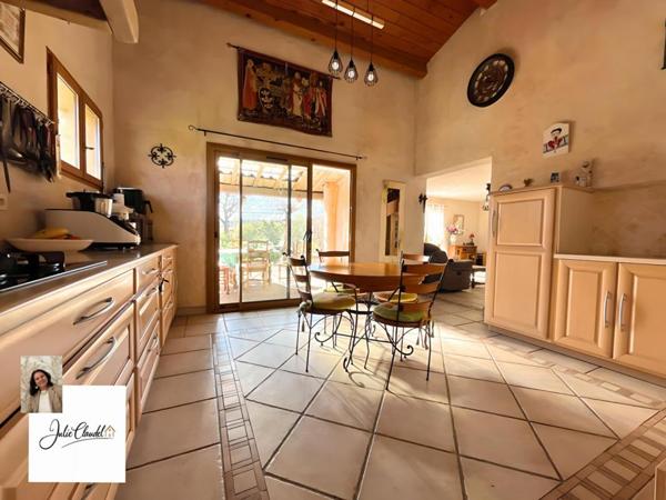 EXCEPTIONNELLE MAISON FAMILIALE NICHÉE EN HAUTEUR AVEC PISCINE