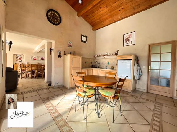 EXCEPTIONNELLE MAISON FAMILIALE NICHÉE EN HAUTEUR AVEC PISCINE