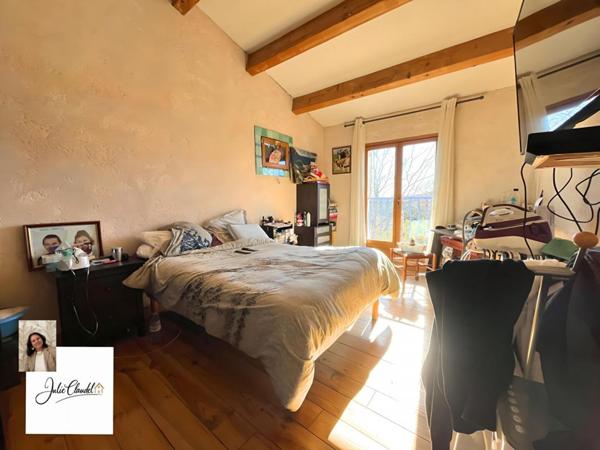 EXCEPTIONNELLE MAISON FAMILIALE NICHÉE EN HAUTEUR AVEC PISCINE