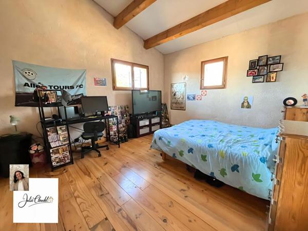 EXCEPTIONNELLE MAISON FAMILIALE NICHÉE EN HAUTEUR AVEC PISCINE