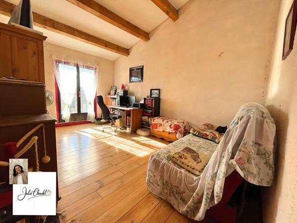 EXCEPTIONNELLE MAISON FAMILIALE NICHÉE EN HAUTEUR AVEC PISCINE