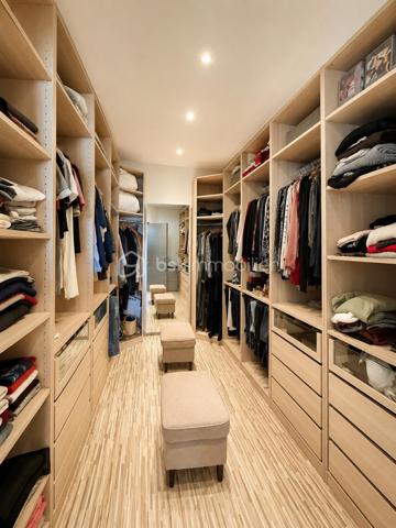 Thomas WUWER- FORBACH- 3 CHAMBRES DONT UNE AVEC DRESSING-IMPASSE-DPE B-JARDIN-GARAGE- PROCHE COMMERCE
Située à Forbach, à proximité du centre-ville dans une impasse calme, cette maison individuelle possède de nombreux atouts.
La maison est un plain-pied. L’entrée donne sur une grande pièce de vie d’environ 60m², dans cet espace, on a notre salon-séjour ainsi que la cuisine, idéale pour partager des moments en famille.
La maison dispose de 3 chambres confortables dont une avec un dressing de 12m², permettant de ranger allégrement ses vêtements.
Le confort de la pièce de vie est assuré par une climatisation réversible, tandis que la chaudière gaz alimente le plancher chauffant de la maison.
Vous disposez d’un accès direct au jardin ou vous pourrez profiter d’une belle terrasse d’environ 70m².
Le garage avec porte sectionnelle de 5m permet de garer deux voitures facilement.
Le terrain entièrement plat de 866 m² est un véritable atout sur le secteur, offrant de nombreuses possibilités d’aménagement selon vos projets.
C’est une belle opportunité pour une famille à la recherche d’espace, de confort et de tranquillité.
Contactez-moi pour plus d’informations et programmer une visite.