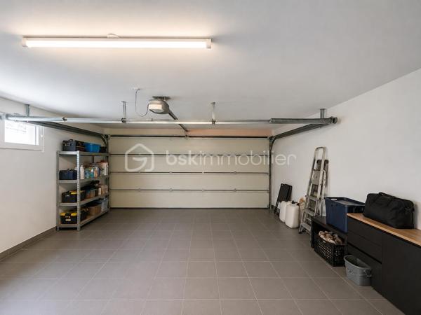 Thomas WUWER- FORBACH- 3 CHAMBRES DONT UNE AVEC DRESSING-IMPASSE-DPE B-JARDIN-GARAGE- PROCHE COMMERCE
Située à Forbach, à proximité du centre-ville dans une impasse calme, cette maison individuelle possède de nombreux atouts.
La maison est un plain-pied. L’entrée donne sur une grande pièce de vie d’environ 60m², dans cet espace, on a notre salon-séjour ainsi que la cuisine, idéale pour partager des moments en famille.
La maison dispose de 3 chambres confortables dont une avec un dressing de 12m², permettant de ranger allégrement ses vêtements.
Le confort de la pièce de vie est assuré par une climatisation réversible, tandis que la chaudière gaz alimente le plancher chauffant de la maison.
Vous disposez d’un accès direct au jardin ou vous pourrez profiter d’une belle terrasse d’environ 70m².
Le garage avec porte sectionnelle de 5m permet de garer deux voitures facilement.
Le terrain entièrement plat de 866 m² est un véritable atout sur le secteur, offrant de nombreuses possibilités d’aménagement selon vos projets.
C’est une belle opportunité pour une famille à la recherche d’espace, de confort et de tranquillité.
Contactez-moi pour plus d’informations et programmer une visite.