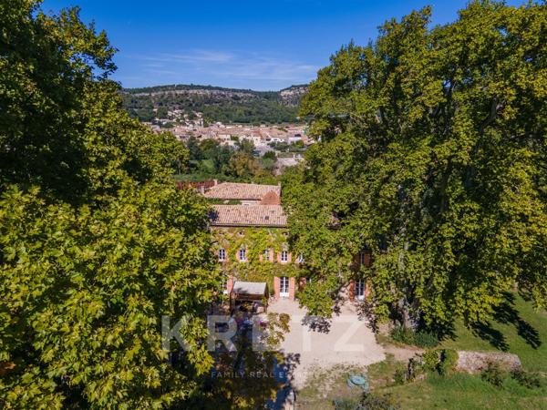 Chateau avec dépendance et plage privée en Provence