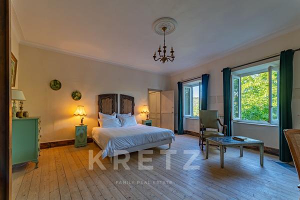 Chateau avec dépendance et plage privée en Provence