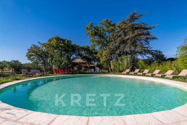 Chateau avec dépendance et plage privée en Provence