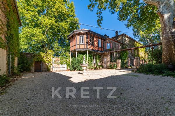 Chateau avec dépendance et plage privée en Provence