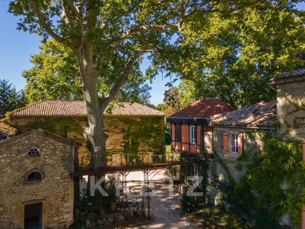 Chateau avec dépendance et plage privée en Provence