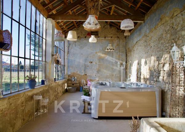 Chateau avec dépendance et plage privée en Provence