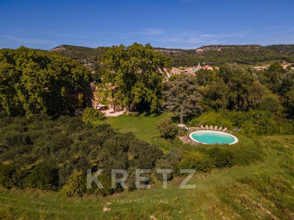 Chateau avec dépendance et plage privée en Provence