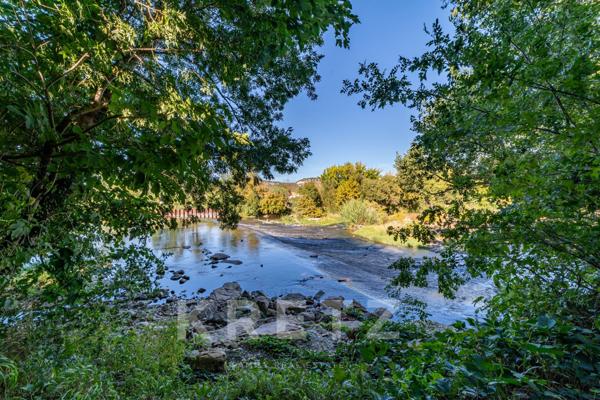 Chateau avec dépendance et plage privée en Provence