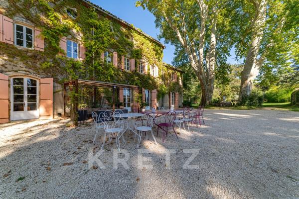 Chateau avec dépendance et plage privée en Provence