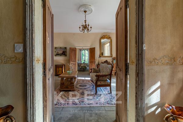 Chateau avec dépendance et plage privée en Provence