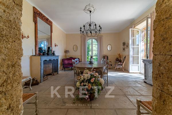 Chateau avec dépendance et plage privée en Provence