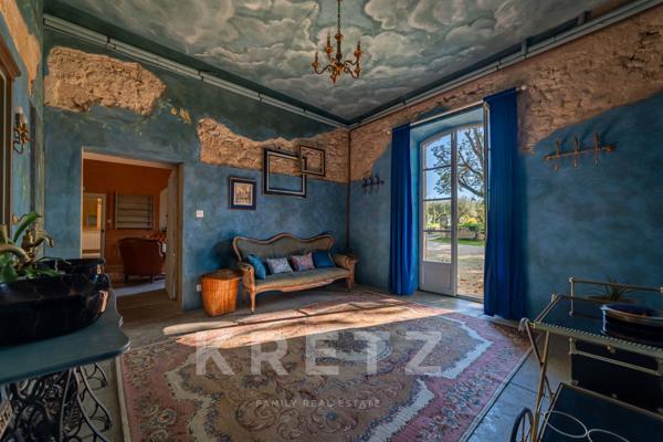 Chateau avec dépendance et plage privée en Provence