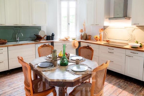 Chateau avec dépendance et plage privée en Provence