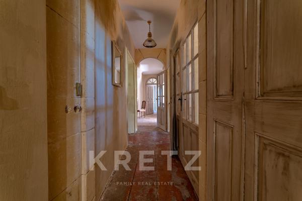 Chateau avec dépendance et plage privée en Provence