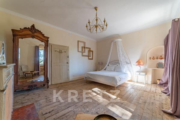 Chateau avec dépendance et plage privée en Provence