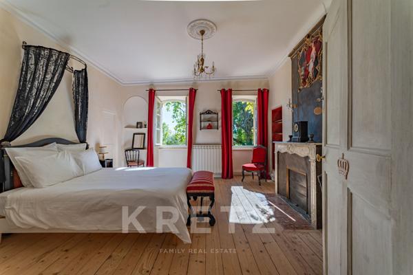 Chateau avec dépendance et plage privée en Provence