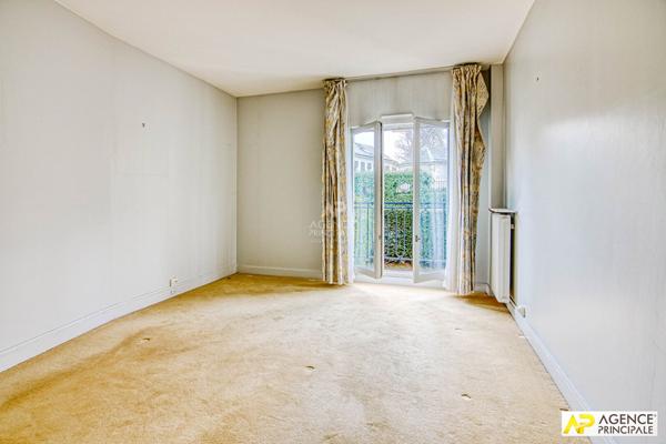 Versailles Ermitage Appartement traversant 5 pèces 127 m² avec terrasse , 4 caves et 2 places de parking en sous-sol €830 000 ** - Référence 27244