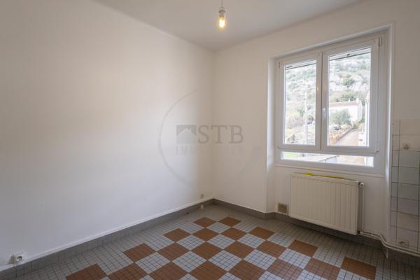 Appartement T3 de 67m2 environ avec balcon au 1er étage d'une petite copropriété