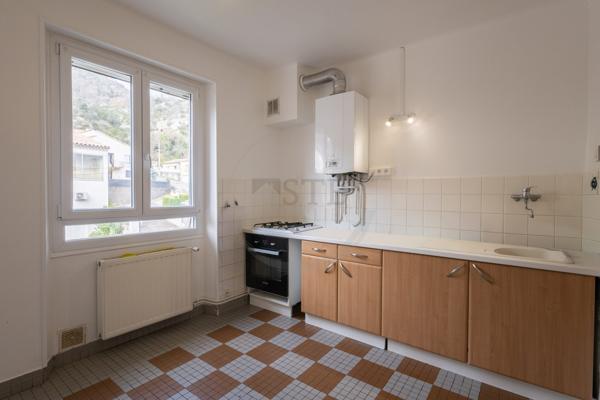 Appartement T3 de 67m2 environ avec balcon au 1er étage d'une petite copropriété
