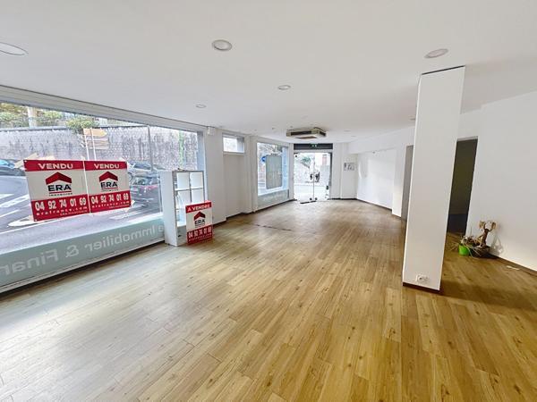 Local commercial avec appartement et terrasse 