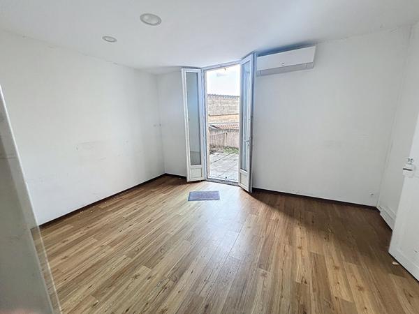 Local commercial avec appartement et terrasse 