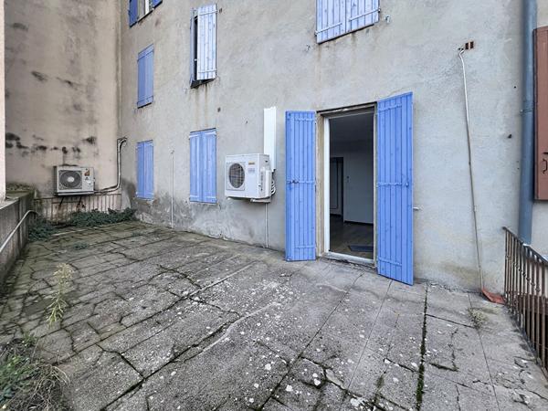 Local commercial avec appartement et terrasse 