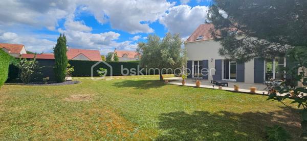 Dans un environnement calme et recherché de Chevannes, découvrez cette agréable maison individuelle construite en 2005, développant 126 m² habitables sur un terrain clos et arboré de 756 m².

Au rez-de-chaussée, vous profiterez d'un bel espace de vie lumineux avec cuisine ouverte sur le séjour, offrant un cadre convivial et chaleureux pour les moments en famille. Un WC indépendant avec placard de rangement complète ce niveau.

À l'étage, l'espace nuit se compose d'une suite parentale avec baignoire et grand dressing, de deux chambres disposant chacune de placards intégrés ainsi que d'une belle salle d'eau. Le dressing peut facilement être transformé en quatrième chambre, bureau ou espace de télétravail selon vos besoins.

À l'extérieur, vous apprécierez le jardin clos de 756 m², la terrasse orienté Ouest idéale pour les repas en plein air ainsi que l'abri de jardin permettant un rangement supplémentaire.

Les prestations :
• Maison individuelle de 2005
• Double vitrage PVC
• Aucun travaux à prévoir
• Suite parentale avec baignoire
• Grand dressing pouvant devenir une 4e chambre
• DPE : D

Taxe foncière : 1 475 €

Cette maison parfaitement adaptée à la vie de famille offre de beaux volumes, de nombreux rangements et un environnement privilégié à quelques minutes des commodités.

Une visite s'impose !
