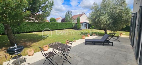 Dans un environnement calme et recherché de Chevannes, découvrez cette agréable maison individuelle construite en 2005, développant 126 m² habitables sur un terrain clos et arboré de 756 m².

Au rez-de-chaussée, vous profiterez d'un bel espace de vie lumineux avec cuisine ouverte sur le séjour, offrant un cadre convivial et chaleureux pour les moments en famille. Un WC indépendant avec placard de rangement complète ce niveau.

À l'étage, l'espace nuit se compose d'une suite parentale avec baignoire et grand dressing, de deux chambres disposant chacune de placards intégrés ainsi que d'une belle salle d'eau. Le dressing peut facilement être transformé en quatrième chambre, bureau ou espace de télétravail selon vos besoins.

À l'extérieur, vous apprécierez le jardin clos de 756 m², la terrasse orienté Ouest idéale pour les repas en plein air ainsi que l'abri de jardin permettant un rangement supplémentaire.

Les prestations :
• Maison individuelle de 2005
• Double vitrage PVC
• Aucun travaux à prévoir
• Suite parentale avec baignoire
• Grand dressing pouvant devenir une 4e chambre
• DPE : D

Taxe foncière : 1 475 €

Cette maison parfaitement adaptée à la vie de famille offre de beaux volumes, de nombreux rangements et un environnement privilégié à quelques minutes des commodités.

Une visite s'impose !