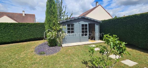 Dans un environnement calme et recherché de Chevannes, découvrez cette agréable maison individuelle construite en 2005, développant 126 m² habitables sur un terrain clos et arboré de 756 m².

Au rez-de-chaussée, vous profiterez d'un bel espace de vie lumineux avec cuisine ouverte sur le séjour, offrant un cadre convivial et chaleureux pour les moments en famille. Un WC indépendant avec placard de rangement complète ce niveau.

À l'étage, l'espace nuit se compose d'une suite parentale avec baignoire et grand dressing, de deux chambres disposant chacune de placards intégrés ainsi que d'une belle salle d'eau. Le dressing peut facilement être transformé en quatrième chambre, bureau ou espace de télétravail selon vos besoins.

À l'extérieur, vous apprécierez le jardin clos de 756 m², la terrasse orienté Ouest idéale pour les repas en plein air ainsi que l'abri de jardin permettant un rangement supplémentaire.

Les prestations :
• Maison individuelle de 2005
• Double vitrage PVC
• Aucun travaux à prévoir
• Suite parentale avec baignoire
• Grand dressing pouvant devenir une 4e chambre
• DPE : D

Taxe foncière : 1 475 €

Cette maison parfaitement adaptée à la vie de famille offre de beaux volumes, de nombreux rangements et un environnement privilégié à quelques minutes des commodités.

Une visite s'impose !